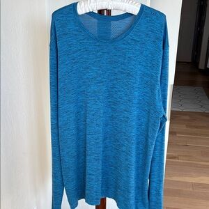 Men’s Lululemon long sleeve performance T shirt.